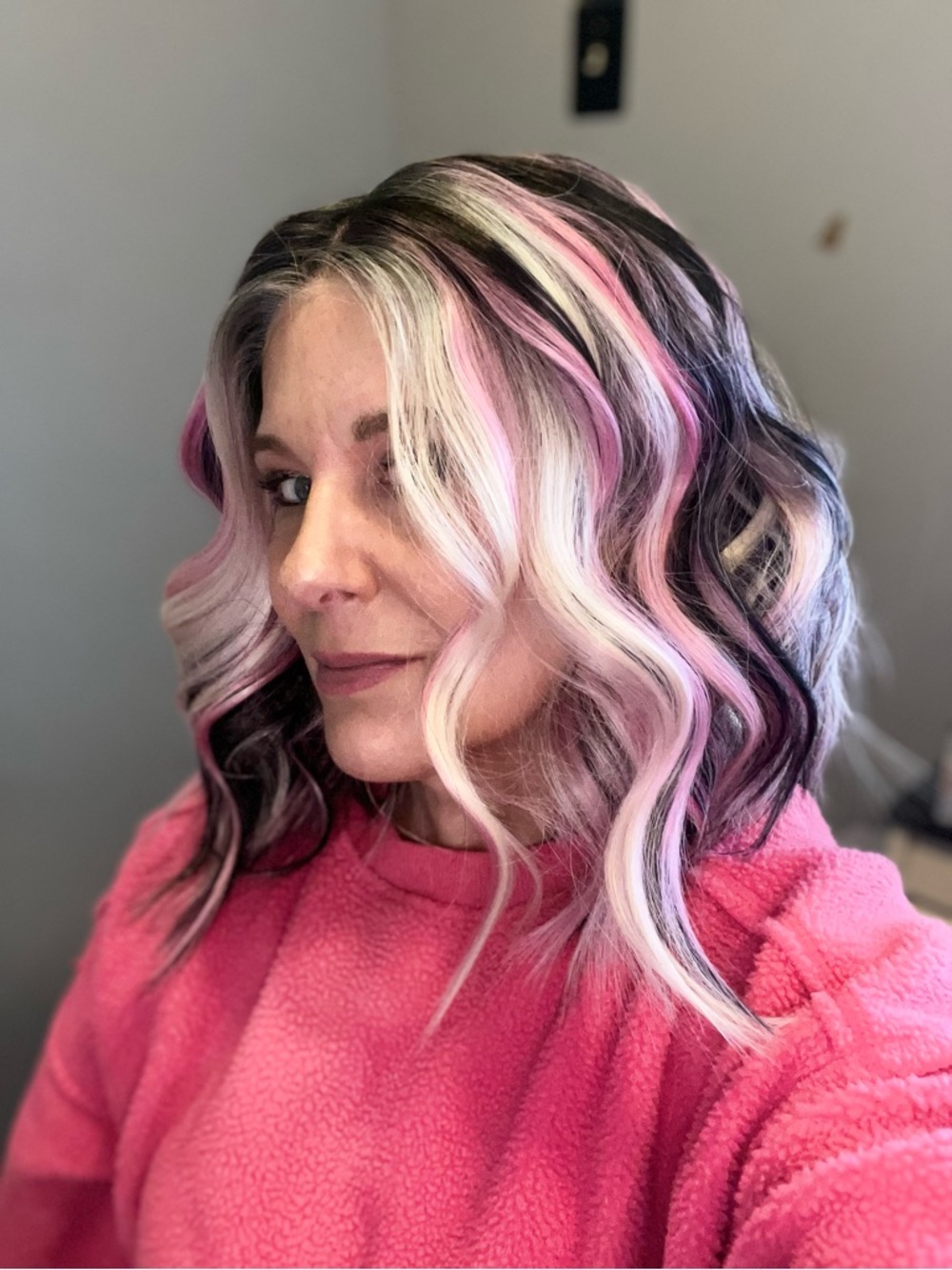 Hawt Topic Pink and Blonde Wavy Shoulder-Length Wig